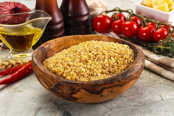 Fatálban bulgur, mögötte, olívaolaj, paradicsom, hagyma, fokhagyma.