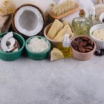 Kis tálkákban és üvegekben különböző növényi vajak, olajok, fél kókuszdió.