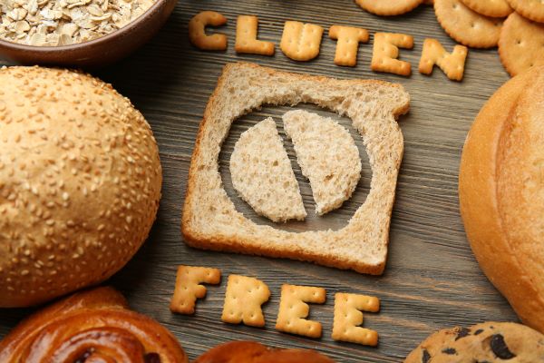 Különböző pékáruk, és kekszből kirakva a "gluten free" kifejezés.