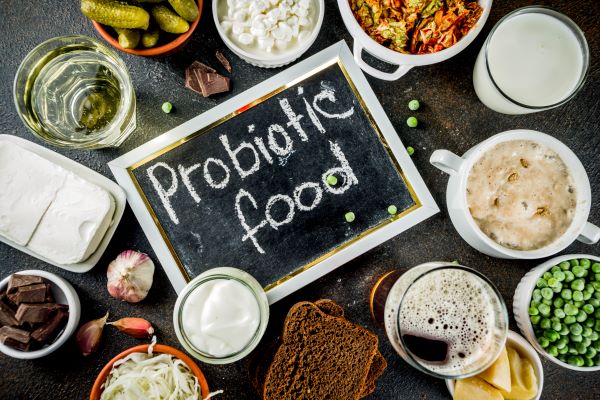 Különböző probiotikus ételek felülről fotózva, középen fekete táblán fehér felirat: "probiotic food".