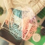 Szokások, amelyek negatívan hatnak az agy egészségére Nő laptop előtt felülnézetben, előtte emberi agy hologramos ábrázolása.