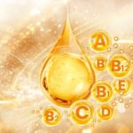 Illusztráció vitaminokról: középen egy nagy csepp, körülötte buborékokban a vitaminok betűjelei: A, B, C, D, E, B12, B2, B1.