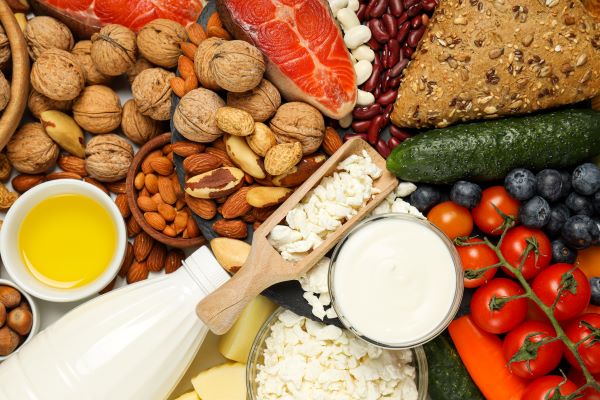 Különböző egészséges táplálékok felülnézetben.