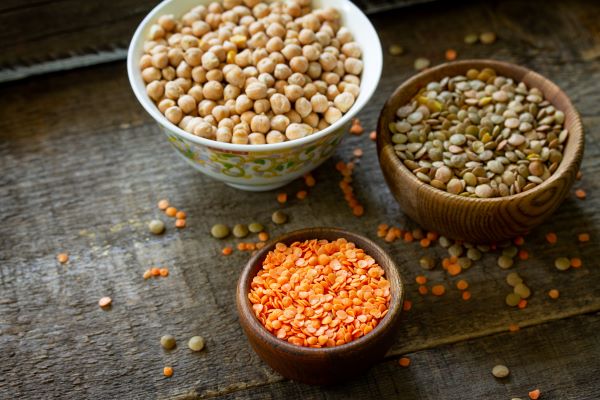 Faasztalon tálakban csicseriborsó, lencse és vörös lencse.