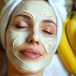 Női arc pakolással, mellette banánkötegek.