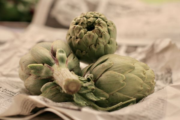 Újságpapíron három articsóka.