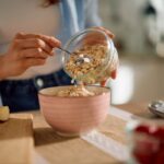 Nő a konyhában zabkását készít.