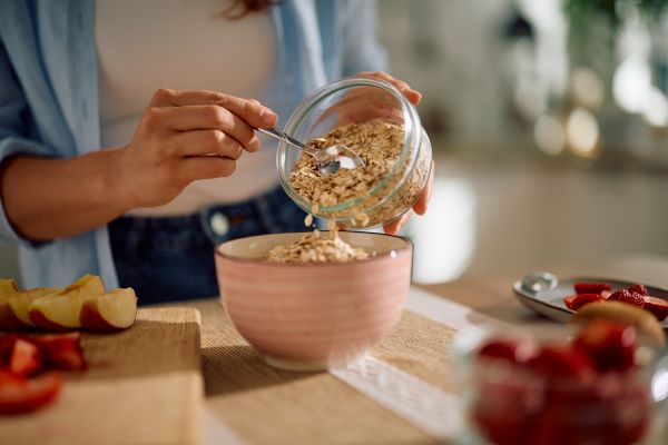 Nő a konyhában zabkását készít.