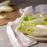 Tányéron egy halom cikória.