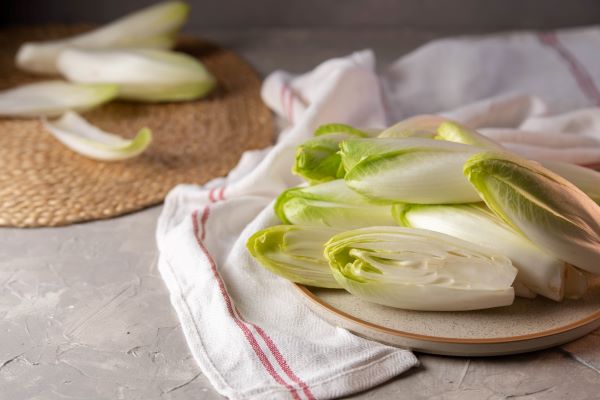 Tányéron egy halom cikória.