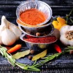 Faasztalon fokhagyma és egyéb fűszerek: chilipaprika, babérlevél, rozmaring.