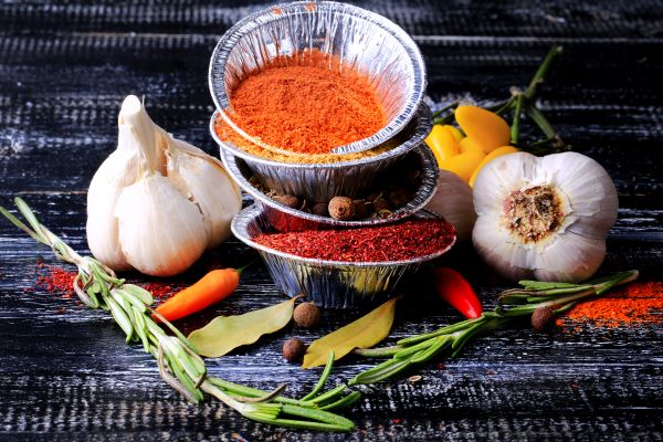 Faasztalon fokhagyma és egyéb fűszerek: chilipaprika, babérlevél, rozmaring.