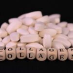 Fekete háttéren fehér ovális tabletták, elöl fa betűkockákból kirakva a "collagen" szó.