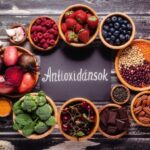 "Antioxidánsok" felirat körül fatálakban különböző élelmiszerek csoportjai.