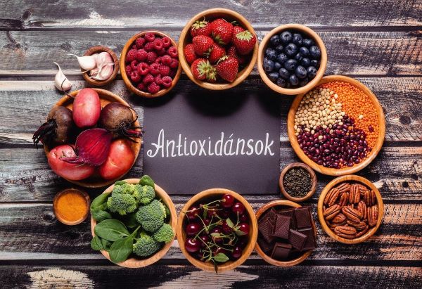 "Antioxidánsok" felirat körül fatálakban különböző élelmiszerek csoportjai.