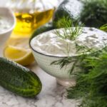 Kerámiatálban tzatziki, mellette uborka, kapor, citrom, olívaolaj.