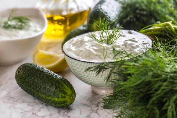 Kerámiatálban tzatziki, mellette uborka, kapor, citrom, olívaolaj.