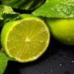 Közeli fotó egy egész és egy fél lime-ról.