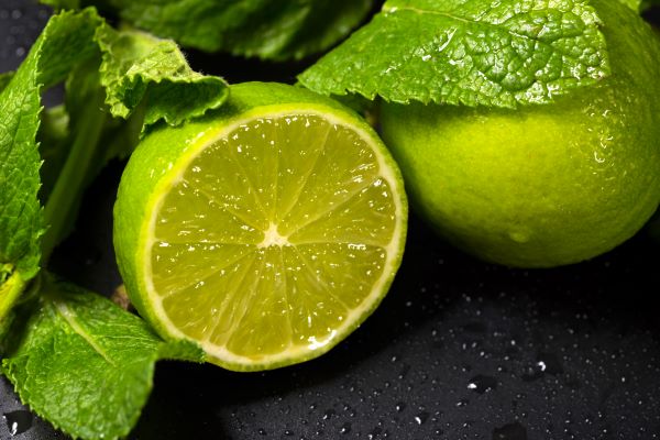 Közeli fotó egy egész és egy fél lime-ról.